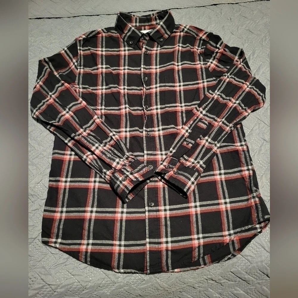 Goodfellow Long Sleeved Flannel  Button Up Black and Red Mens Medium